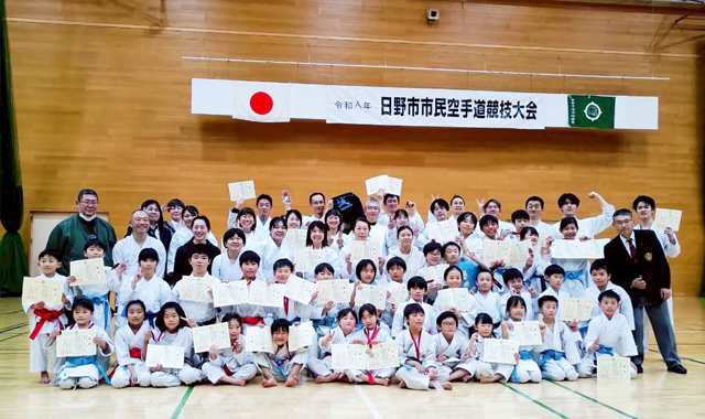 日野市の空手道場「誠空館」では、試合での勝利や検定での合格など、時には苦しい稽古を重ねてきた成果が出た時の喜びを仲間と共に喜び合える。