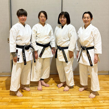 日野市 空手道場 誠空館の4名の女性指導員